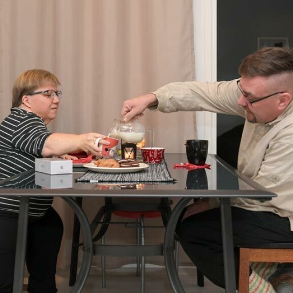 Tuula sai Seiskalta uuden puhelimen vanhan ja pahasti reistailleen tilalle. Markoa puolestaan ilostuttaa tieto, etät hän on pian kuivilla yritysveloistaan. Tuula sai Seiskalta uuden puhelimen vanhan ja pahasti reistailleen tilalle. Markoa puolestaan ilostuttaa tieto, etät hän on pian kuivilla yritys- veloistaan.