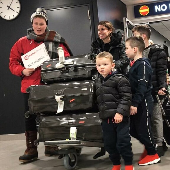 Rooneyt tunnistettiin Rovaniemen lentoasemalla, jossa lasin takana olevat matkustajat kiirehtivät koputtelemaan ikkunaan nähdessään perheen. Rooneyt tunnistettiin Rovaniemen lentoasemalla, jossa lasin takana olevat matkustajat kiirehtivät koputtelemaan ikkunaan nähdessään perheen.