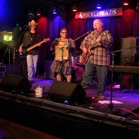 Kansas Cityssä on perinteinen kantri-saluuna Knuckleheads, jossa ovat käyneet monet huippunimet. Nyt oli maanantaijamit, joissa myös pyykkilauta oli pantu töihin. Kansas Cityssä on perinteinen kantri-saluuna Knuckleheads, jossa ovat käyneet monet huippunimet. Nyt oli maanantaijamit, joissa myös pyykkilauta oli pantu töihin.