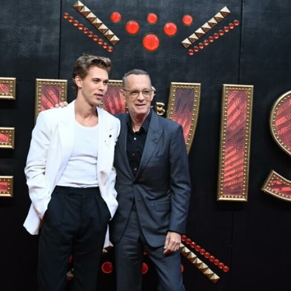 Tom aiheutti faneissa huolta jo aiemmin tänä vuonna Elvis-elokuvan julkaisumainingeissa. Kuvassa Tomin kanssa poseeraa leffaa tähdittävä komistus Austin Butler. Elvis