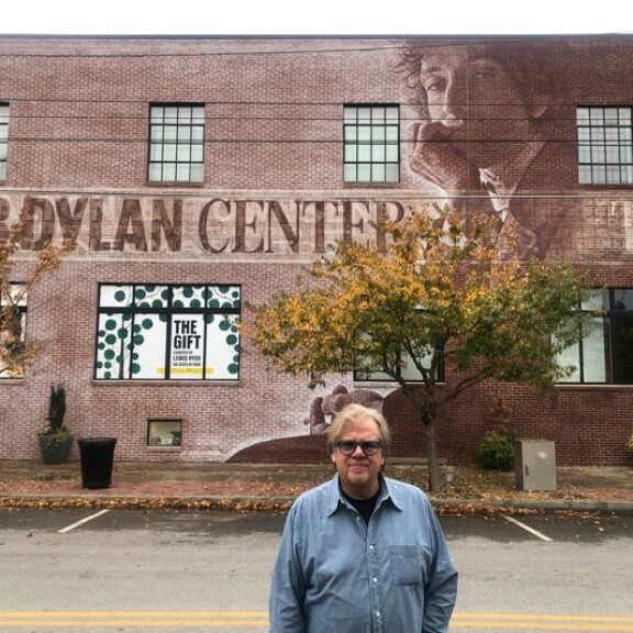 Bob Dylan Center Tulsassa on pyhiinvaelluspaikka kaltaiselleni trubaduurille, joka piti 1960-luvulla Kiimingin keskikoulussa folk-kulbia ja lauloi Blowing in the windiä toivoen, ettei koskaan enää tulisi sotia. Bob Dylan Center Tulsassa on pyhiinvaelluspaikka kaltaiselleni trubaduurille, joka piti 1960-luvulla Kiimingin keskikoulussa folk-kulbia ja lauloi Blowing in the windiä toivoen, ettei koskaan enää tulisi sotia.