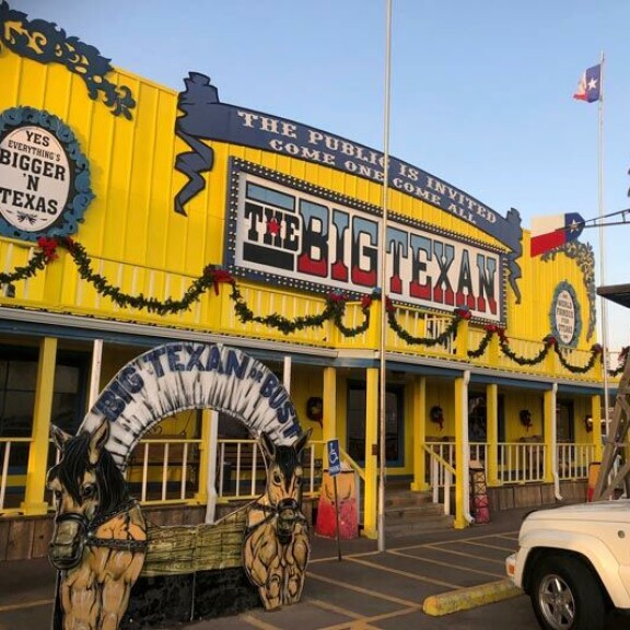 The Big Texan Amarillo on maankuulu pihviravintola. Siellä tarjotaan jopa kahden kilon pihvejä – jos sen syö parissa tunnissa, pihvi ei maksa asiakkaalle mitään. En ryhtynyt siihen. Söin pienen annoksen ribsejä. The Big Texan Amarillo on maankuulu pihviravintola. Siellä tarjotaan jopa kahden kilon pihvejä – jos sen syö parissa tunnissa, pihvi ei maksa asiakkaalle mitään. En ryhtynyt siihen. Söin pienen annoksen ribsejä.
