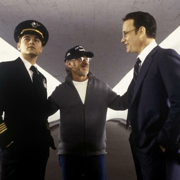 Tom Hanksin lukuisiin rakastettuihin elokuviin kuuluu esimerkiksi vuoden 2002 Ota kiinni jos saat. Kuvassa Leonardo DiCaprio (vas.), ohjaaja Steven Spielberg sekä Tom Hanks. Catch me