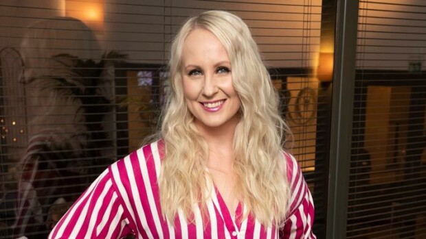 Juontajakaunotar Elina Kottonen yllätti someseuraajansa: ”Jos kaikki suinkin menee hyvin…!” Elina Kottonen odottaa toista lastaan.