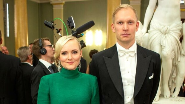 Virkavallan toiminta hämmästytti! Ministeri Maria Ohisaloa ja öljyrakas-Miikaa kuskattiin hääkuvaan poliisihallituksen Mersulla! Maria Ohisaloa ja Miika-rakasta kuskattiin Mersulla.