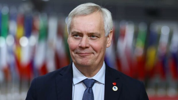 Karkasi Gambiaan! Ex-pääministeri Antti Rinne hämmästytti lentokentällä ja hävisi Afrikan yöhön – kuva Seiskassa! Antti Rinne matkusti Afrikkaan.
