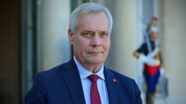 Paikalliset pyörivät toppatakeissa! Kohupoliitikko Antti Rinne lomaili yli 30 asteen helteessä! Antti Rinne lomaili helteessä.