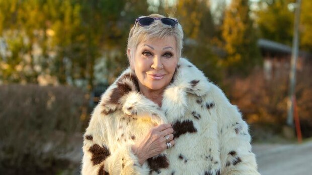 Ikäkriisistä kärsivää iskelmätähteä näyttelevä Hannele Lauri avautuu vanhenemisesta: En ole valmis mummoutumaan! Hannele Lauri puhuu vanhenemisesta.