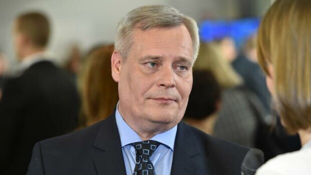 Ritarillista toimintaa! Gambiaan lentänyt ex-pääministeri Antti Rinne auttoi lapsiperhettä! Antti Rinne auttoi lapsiperhettä.