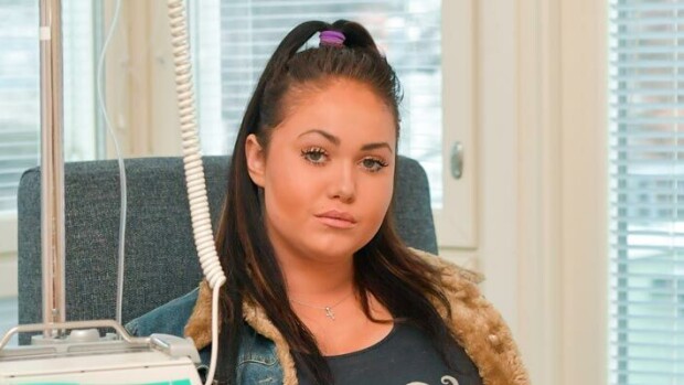 Janita Lukkarisen vointi heikkenee – syöpää sairastava tosi-tv-kaunotar liikkuu rollaattorilla ja istuu pyörätuolissa! Janita Lukkarisen vointi heikkenee.