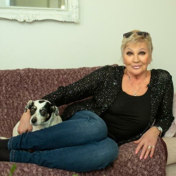 – Kovasti puhutaan tipattomasta tammikuusta, mutta en edes muista, koska olisin viimeksi juonut, Hannele pohtii. Seuralaisena elämästä Nurmijärvellä nauttii 16-vuotias Nancy-koira. – Kovasti puhutaan tipattomasta tammikuusta, mutta en edes muista, koska olisin viimeksi juonut, Hannele pohtii. Seuralaisena elämästä Nurmijärvellä nauttii 16-vuotias Nancy-koira.