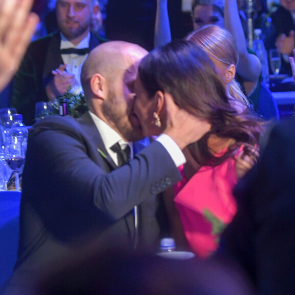 Muiskis! Teemu ja Kirsikka moiskauttivat oikein kunnolla, kun tieto Vuoden urheilijasta pamahti ilmoille. Muiskis! Teemu ja Kirsikka moiskauttivat oikein kunnolla, kun tieto Vuoden urheiijasta pamahti ilmoille.