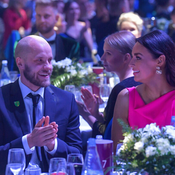 Teemu ja Kirsikka olivat yhtä hymyä koko gaalan ajan. Mutta siinä missä aviomies herättää huomiota pelikentällä, tyrmäävä vaimo käänsi katseita Urheilugaalassa. Teemu ja Kirsikka olivat yhtä hymyä koko gaalan ajan. Mutta siinä missä aviomies herättää huomiotta pelikentällä, tyrmäävä vaimo käänsi katseita Urheilugaalassa.