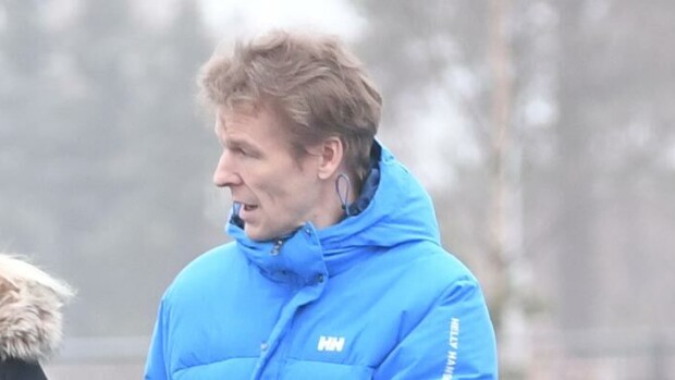 Rakastui työkaveriinsa! Tässä on Toni Niemisen uusi yksinhuoltajarakas – paparazzikuva! Toni Niemisellä on uusi rakas.