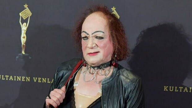 Paparazzikuvat! Pinkki minihame ja uudet stay upit - romutransu Markus Kuotesaho juhli Kultainen Venla -jatkoilla aamuneljään! Markus Kuotesaho juhli aamuun asti.