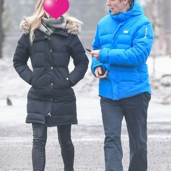 Paparazzi bongasi Tonin ja hänen uuden kultansa viime viikolla Oulusta. Kaksikko liikkuu kaupungilla avoimesti yhdessä eikä peittele hellyydenosoituksia. Paparazzi bongasi Tonin ja hänen uuden kultansa viime viikolla Oulusta. Kaksikko liikkuu kaupungilla avoimesti yhdessä eikä peittele hellyydenosoituksia.
