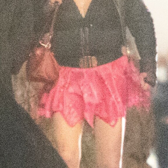 Markus on pinkissä minimekossaan todellinen ilmestys. Markus on pinkissä minimekossaan todellinen ilmestys.