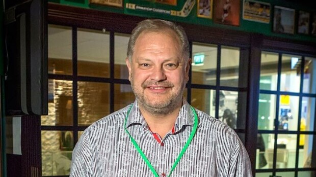 Esa Tikkanen loisti NHL-historian verisimmissä pelisarjoissa, joissa kukaan ei kumma kyllä kuollut - legendaarinen Albertan taisto oli silkkaa sotaa: ”Valmentaja huusi meille tukka pystyssä!” Esa Tikkanen muistelee.