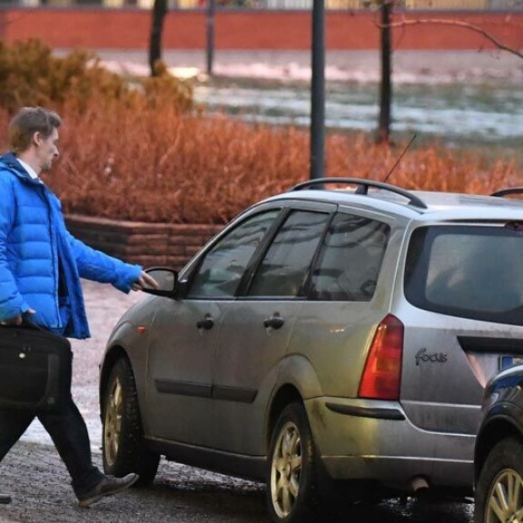Tässä lähtee asuntonäytölle olympiavoittaja Toni Nieminen. Auto tosin on jo parhaat päivänsä nähnyt. Tässä lähtee asuntonäytölle olympiavoittaja Toni Nieminen. Auto tosin on jo parhaat päivänsä nähnyt.