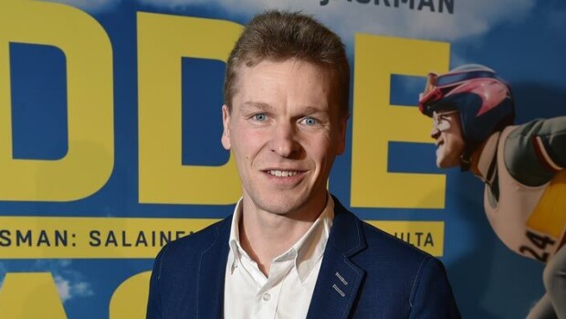 Paparazzia hirvitti! Kiinteistönvälittäjänä työskentelevä Toni Nieminen hurjasteli asuntokaupoille etuvalo pimeänä ja takavalot vilkkuen! Toni Nieminen hurjasteli asuntokaupoille.