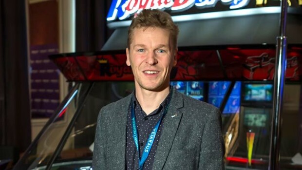 Jätti tylysti ex-vaimonsa! Toni Nieminen iski seitsemän lapsen yh-äidin – paparazzikuvat Seiskassa! Toni Nieminen muutti uuden rakkaansa taloon.