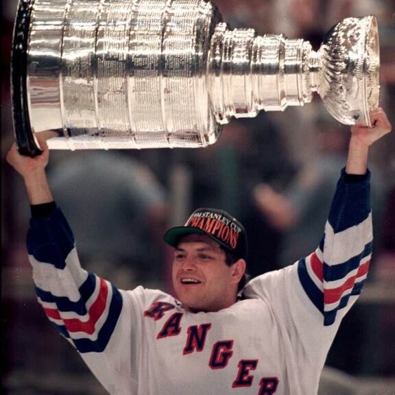 Ja Tikkanen tuulettaa! Esa nappasi uransa viidennen Stanley Cupin keväällä 1994. Tuolloin seurana oli legendaarinen New York Rangers. Ja Tikkanen tuulettaa! Esa nappasi uransa viidennen Stanley Cupin keväällä 1994. Tuolloin seurana oli legendaarinen New York Rangers