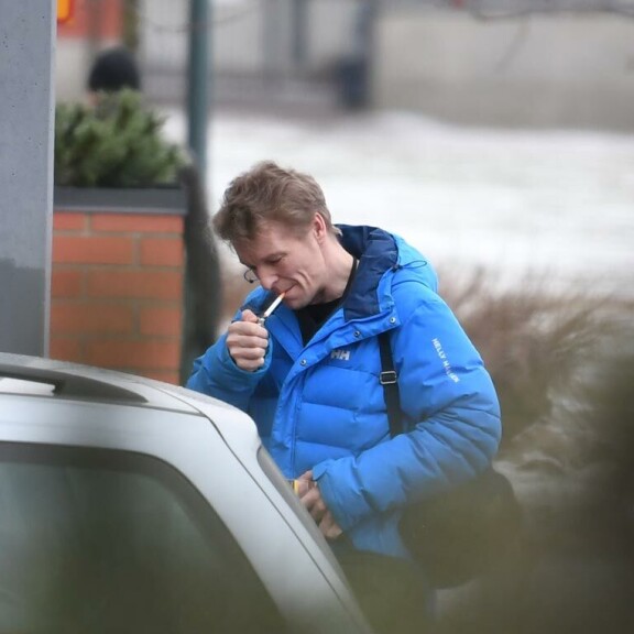Toni tykkää poltella savukkeita tiuhaan tahtiin. Toni tykkää poltella savukkeita tiuhaan tahtiin.