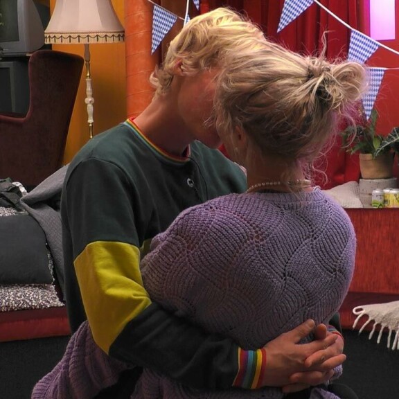 Yllättävä tosi-tv-romanssi! Anu ja Helmeri löysivät toisensa koko syksyn Nelosella nähdyssä Big Brother Suomessa. Yllättävä tosi-tv-romanssi! Anu ja Helmeri löysivät toisensa koko syksyn Nelosella nähdyssä Big Brother Suomessa.