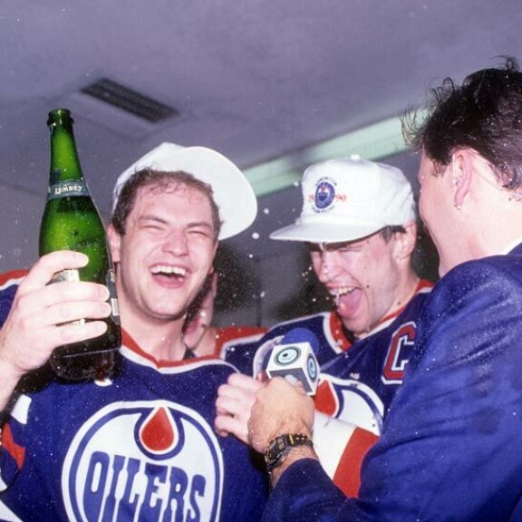 Vuonna 1990 pukukopissa juhlittiin Oilersin Stanley Cupin voittoa Boston Bruinsista. Vuonna 1990 pukukopissa juhlittiin Oilersin Stanley Cupin voittoa Boston Bruinsista.