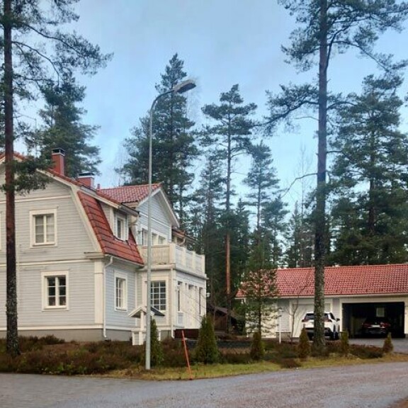 Kohupari asuu korven keskellä Nurmijärvellä. He ostivat reilun 300 000 euron hintaisen talon yhdessä. Kohupari asuu korven keskellä Nurmijärvellä. He ostivat reilun 300 000 euron hintaisen talon yhdessä.
