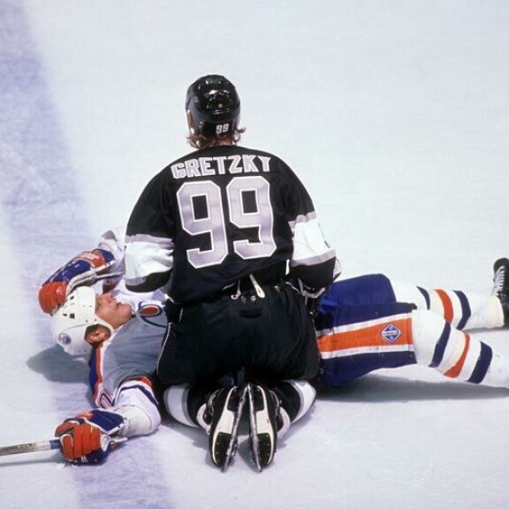 Esa Tikkanen, Wayne Gretzky ja Jari Kurri muodostivat Edmonton Oilersissa tehoketjun, joka nimettiin Finnish Sandwichiksi. Myöhemmin Esa ja ”Väinö” väänsivät myös vastakkain, kun Gretzky kaupattiin Oilersista LA Kingsiin. Kuva vuodelta 1989. Esa Tikkanen, Wayne Gretzky ja Jari Kurri muodostivat Edmonton Oilersissa tehoketjun, joka nimettiin Finnish Sandwichiksi. Myöhemmin Esa ja ”Väinö” väänsivät myös vastakkain, kun Gretzky kaupattiin Oilersista LA Kingsiin. Kuva vuodelta 1989.