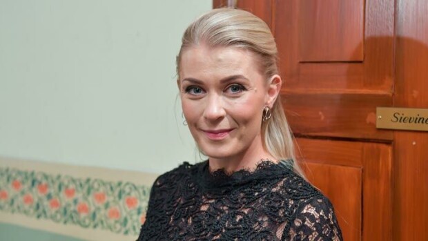 Salkkarit-tähti Monika Lindeman perhearjestaan: Tukiverkosto suurena apuna! Monika Lindeman kertoo perhearjestaan.