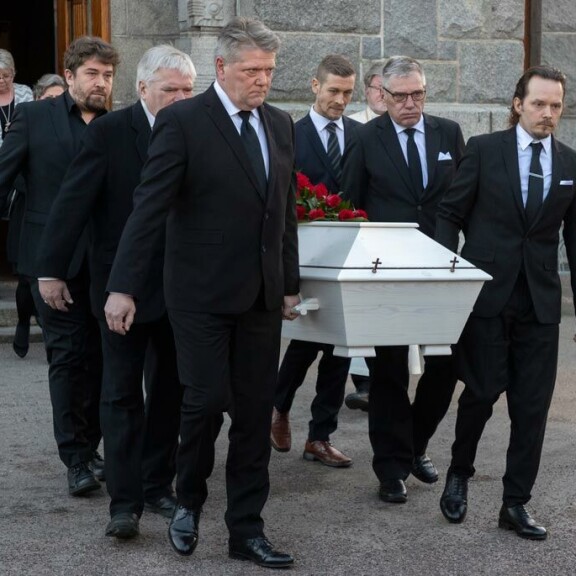 Arkkua kantoivat muun muassa Matti Ahteen pojat Timo (vas. takana) ja Jussi Ahde (oik. takana). Lasten valitsemaa valkoista arkkua koristi tervaköysi muistona Oulun synnyinseudulta. Arkkua kantoivat muun muassa Matti Ahteen pojat Timo (vas. takana) ja Jussi Ahde (oik. takana). Lasten valitsemaa valkoista arkkua koristi tervaköysi muistona Oulun synnyinseudulta.
