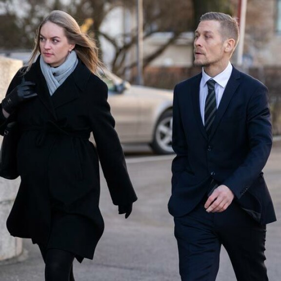Matin nuorin poika, julkisuudessa aikoinaan paljonkin esiintynyt Jussi Ahde saapui hautajaisiin Anni Holmströmin kanssa. Matin nuorin poika, julkisuudessa aikoinaan paljonkin esiintynyt Jussi Ahde saapui hautajaisiin Anni Holmströmin kanssa.