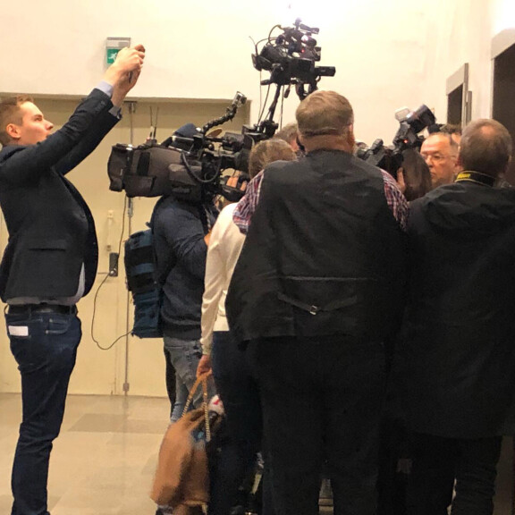 Sofia Belórfin saapuminen aiheutti mediamylläkän oikeustalolla - oli litistyä hissiä vasten! perovuo