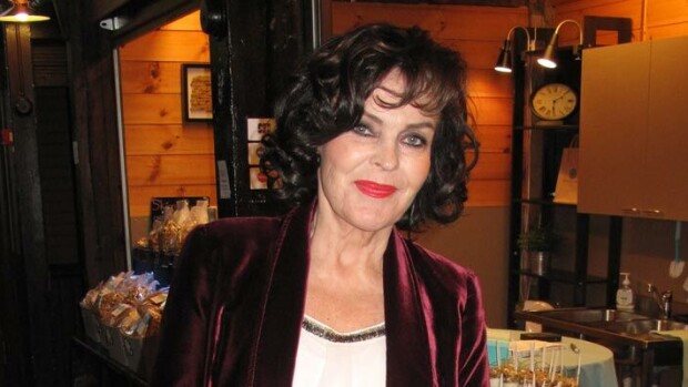 Vuosikymmeniä uurastanut iskelmälegenda Paula Koivuniemi villitsee yhä yleisöä: Lopettaminen ei ole käynyt mielessäkään! Paula Koivuniemi villitsee yhä yleisöä.