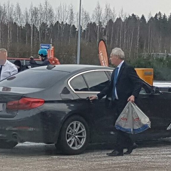 Ex-pääministerillä omat liikennesäännöt?! Antti Rinteen käytös raivostutti Mäntsälässä – 'Miten hän kehtaa?' Antti Rinne Mäntsälässä.