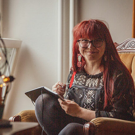 Kati Keskihannu tietää, että taiteilijan tili on tiukassa. Rikkaat ja rahattomat. Kati Keskihannu.