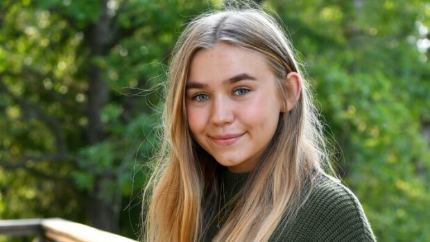 Lukion aloittanut näyttelijä Linnea Skog pitää matalaa profiilia – ”Kaverit nostavat esille Jussi-voittoni!” Näyttelijä Linnea Skog käy lukiota.