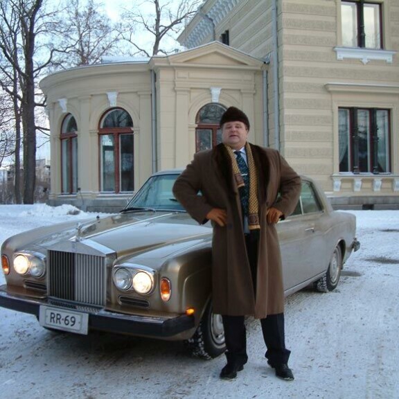 Calle hoiti asioitaan kullanvärisellä Rolls Roycellaan vuonna 2003. Calle hoiti asioitaan kullanvärisellä Rolls Roycellaan vuonna 2003.