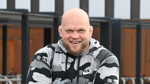 Ex-vapaaottelija-liivimies Mika ”Immu” Ilmen tuntee leirillä viruvan ISIS-äidin: ”Kaikki kundit kuolasivat Fatiman perään!” Mika Ilmen tunsi ISIS-äidin.