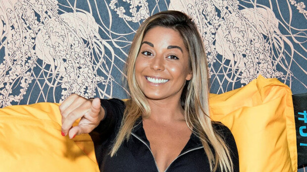 Muodot kohdallaan! Amanda Harkimo keikisteli rantabaarissa Thaimaassa - huomio kiinnittyy pyöreisiin bikinipakaroihin! Amanda Harkimo