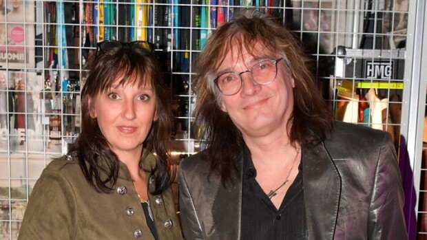 Harvinainen yhteishaastattelu! Popeda-kitaristi Costello Hautamäen Sanna-vaimo paljastaa: Tällainen kylmänkestävä rokkikukko on kotioloissa! Costello Hautamäki ja Sanna-vaimo.