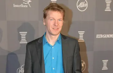 Toni Nieminen syleilee uutta rakastaan - hellyttävä yhteiskuva pariskunnasta!