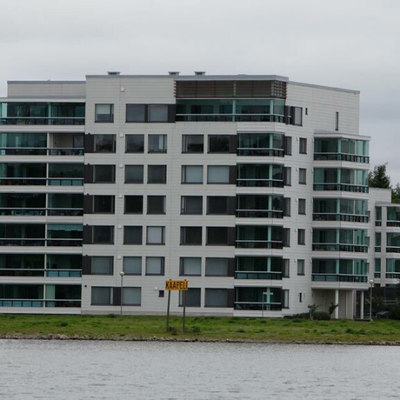 Cindyn kuvailemat jatkot tapahtuivat tässä talossa Mikon asunnossa Turun Majakkarannassa. Cindyn kuvailemat jatkot tapahtuivat tässä talossa Mikon asunnossa Turun Majakkarannassa.