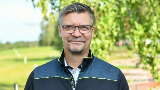 Nimikkopuisto! Mestarivalmentaja Jukka Jalonen sai kunnianosoituksen – edusti yhdessä vaimonsa kanssa! Jukka Jalonen sai kunnianosoituksen.