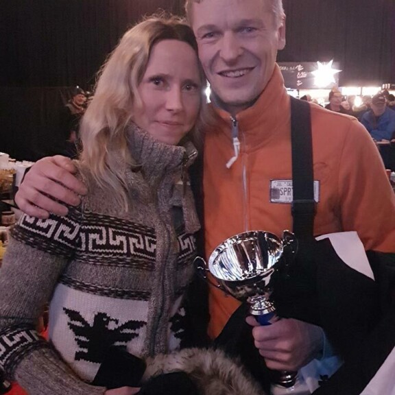 Uusi rakas viihtyi Tonin kainalossa Tornio-rallin palkintojenjakotilaisuudessa. Uusi rakas viihtyi Tonin kainalossa Tornio-rallin palkintojenjakotilaisuudessa.
