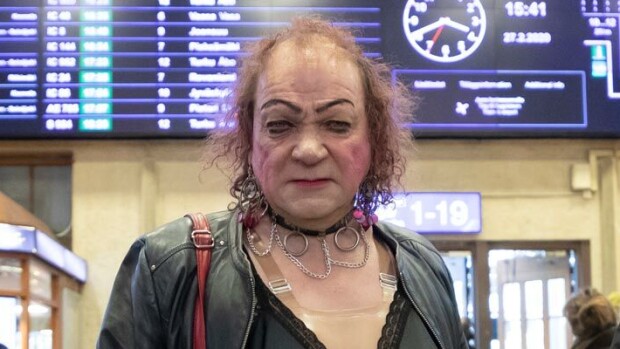 Seuraava maan isä?! Romutransu Markus Kuotesaho haluaa presidentiksi: ”Olisin Kekkosen veroinen!” Markus Kuotesaho haluaa presidentiksi.