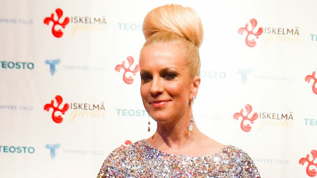 Kuva! Laura Voutilainen löysi tv-ohjelman kuvauksista kimaltelevan asun – ”Rakastuin tähän heti!” Laura Voutilainen