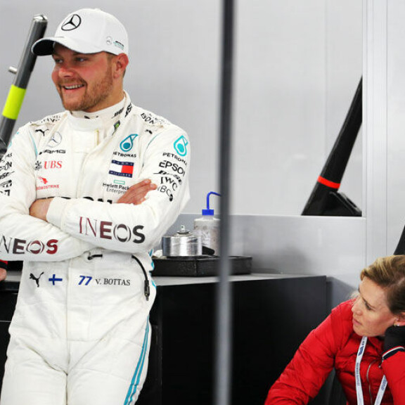 Valtteri Bottas hilpeänä tyttöystävänsä kanssa varikolla - hymy hyytyi äkisti! Katso kuvat! Bottas varikko 01